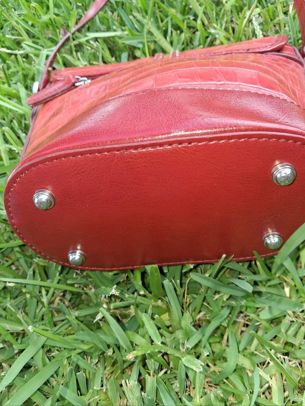 GORGEOUS RED FAUX CROC STYLE EMBOSSED PURSE. VIBRANT SILVER TONE HARDWARE.